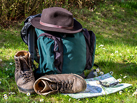 Wanderschuhe, Rucksack, Hut oder Mütze